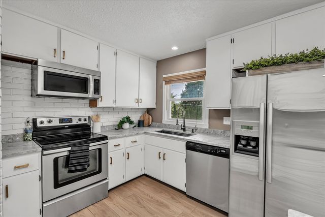 2207 Waveland Drive, Bettendorf, IA 52722
