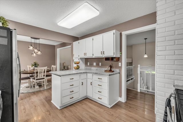 2207 Waveland Drive, Bettendorf, IA 52722