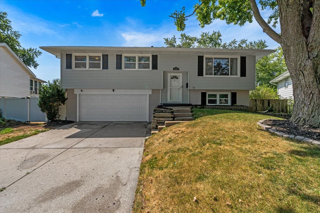 2207 Waveland Drive, Bettendorf, IA 52722