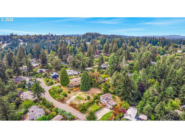 2665 HILLCREST Dr, West Linn, OR 97068