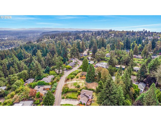 2665 HILLCREST Dr, West Linn, OR 97068