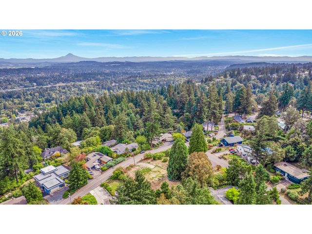 2665 HILLCREST Dr, West Linn, OR 97068