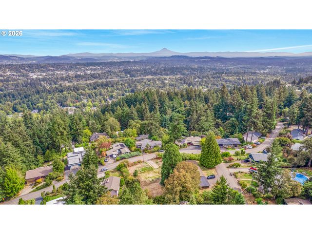 2665 HILLCREST Dr, West Linn, OR 97068