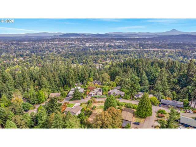 2665 HILLCREST Dr, West Linn, OR 97068