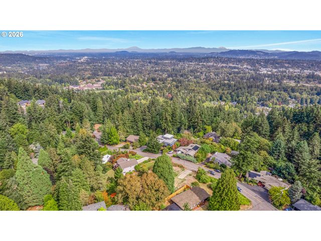 2665 HILLCREST Dr, West Linn, OR 97068