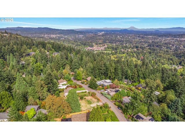 2665 HILLCREST Dr, West Linn, OR 97068