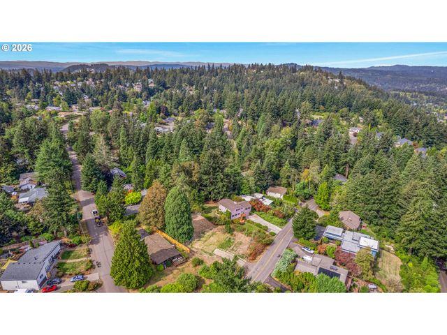 2665 HILLCREST Dr, West Linn, OR 97068