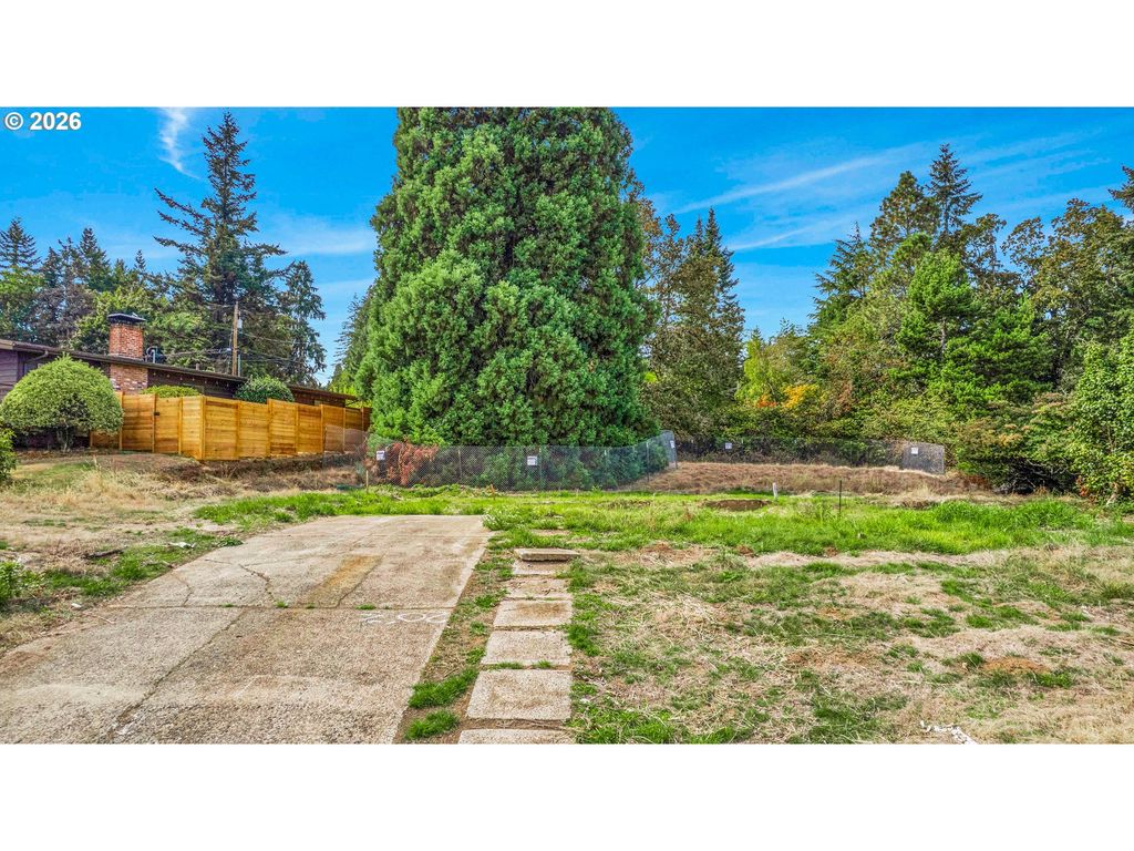 2665 HILLCREST Dr, West Linn, OR 97068