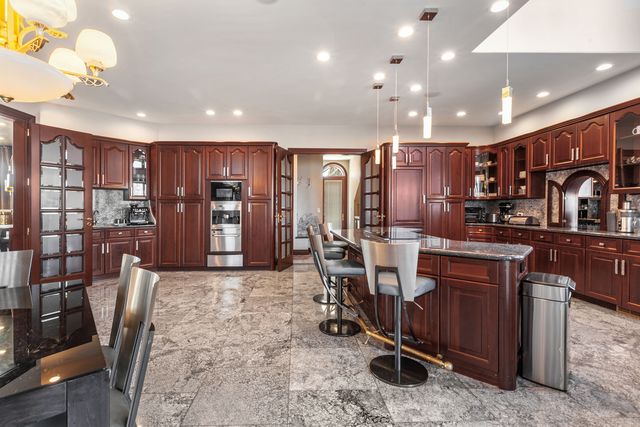 15 Terra Vita Court, South Barrington, IL 60010