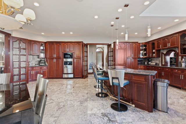 15 Terra Vita Court, South Barrington, IL 60010