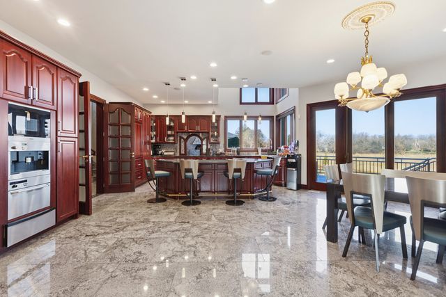 15 Terra Vita Court, South Barrington, IL 60010