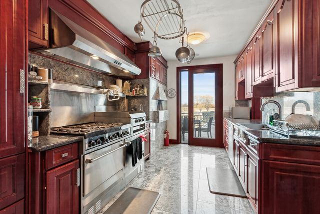15 Terra Vita Court, South Barrington, IL 60010