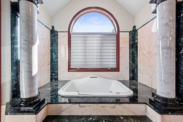 15 Terra Vita Court, South Barrington, IL 60010