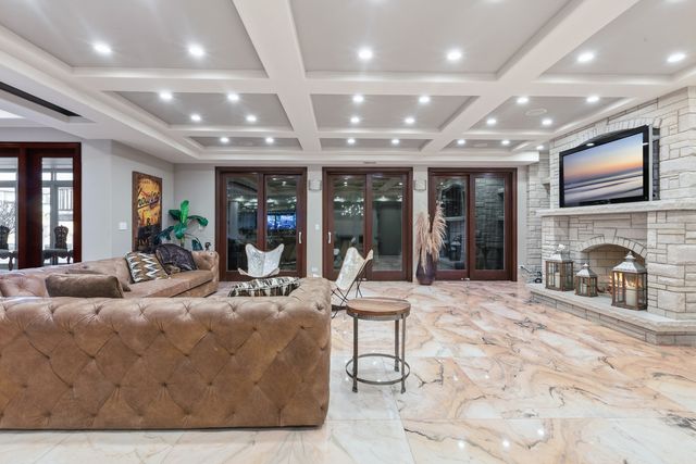 15 Terra Vita Court, South Barrington, IL 60010