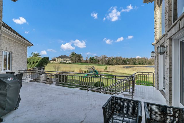 15 Terra Vita Court, South Barrington, IL 60010