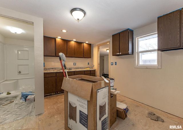 513 3RD Street, Camanche, IA 52730