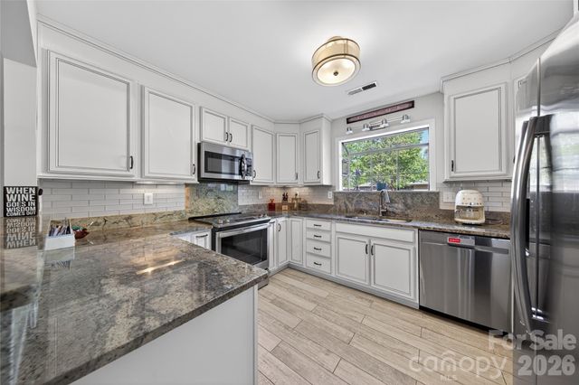 9018 St Lucia Lane, Charlotte, NC 28277