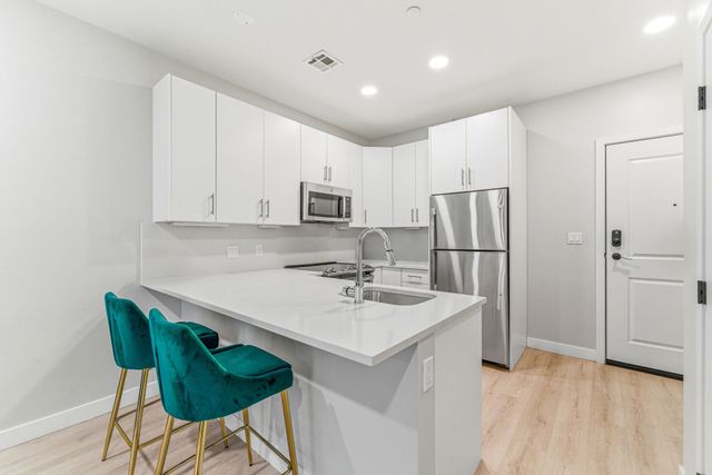 157 Chestnut 203, Chelsea, MA 02150