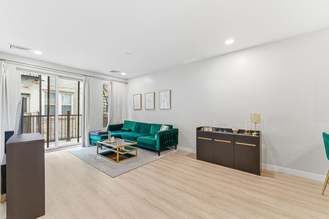 157 Chestnut 203, Chelsea, MA 02150