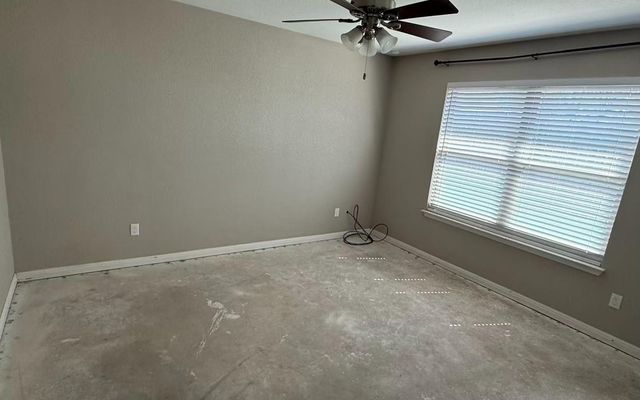 655 Oak LN, Cottonwood Shores, TX 78657