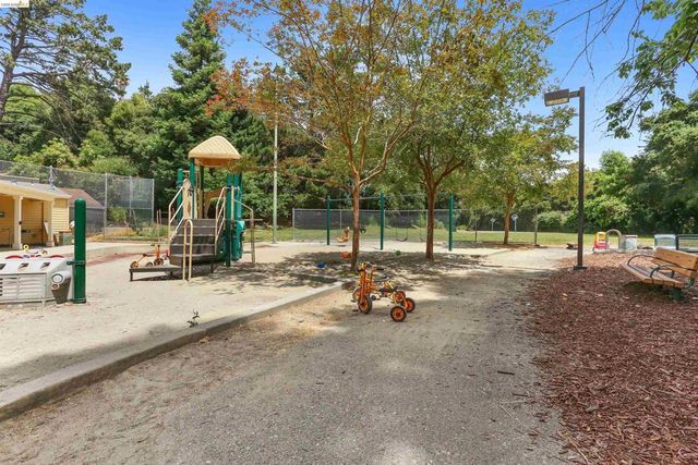307 Covington St, Oakland, CA 94605