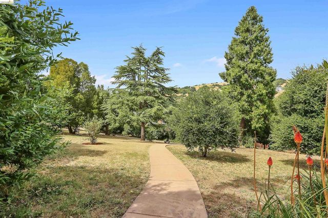 307 Covington St, Oakland, CA 94605
