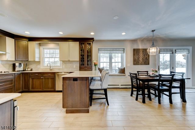 76 E Lake Rd, Kinnelon Boro, NJ 07405