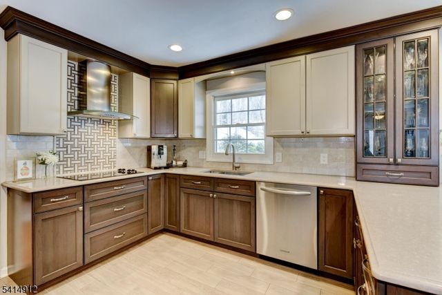 76 E Lake Rd, Kinnelon Boro, NJ 07405