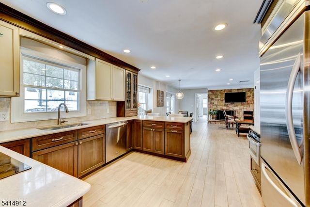 76 E Lake Rd, Kinnelon Boro, NJ 07405