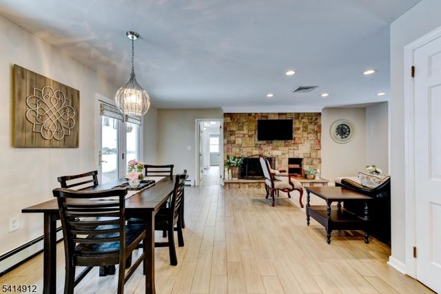 76 E Lake Rd, Kinnelon Boro, NJ 07405