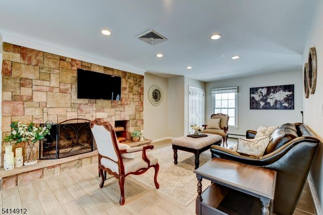 76 E Lake Rd, Kinnelon Boro, NJ 07405