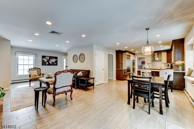 76 E Lake Rd, Kinnelon Boro, NJ 07405