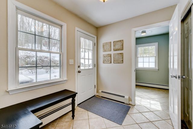 76 E Lake Rd, Kinnelon Boro, NJ 07405