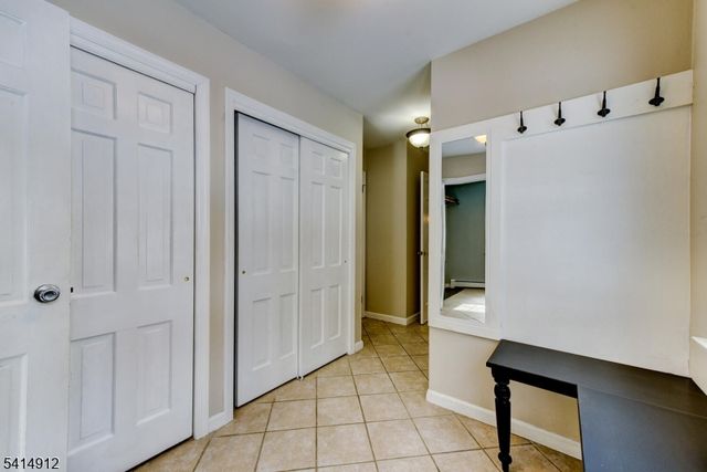 76 E Lake Rd, Kinnelon Boro, NJ 07405