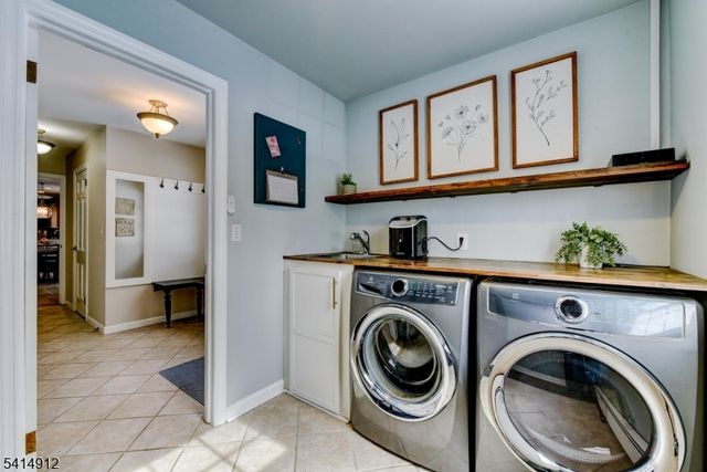 76 E Lake Rd, Kinnelon Boro, NJ 07405