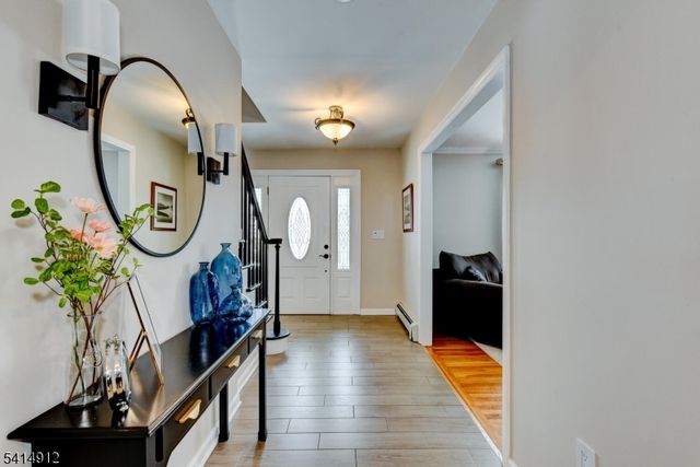 76 E Lake Rd, Kinnelon Boro, NJ 07405