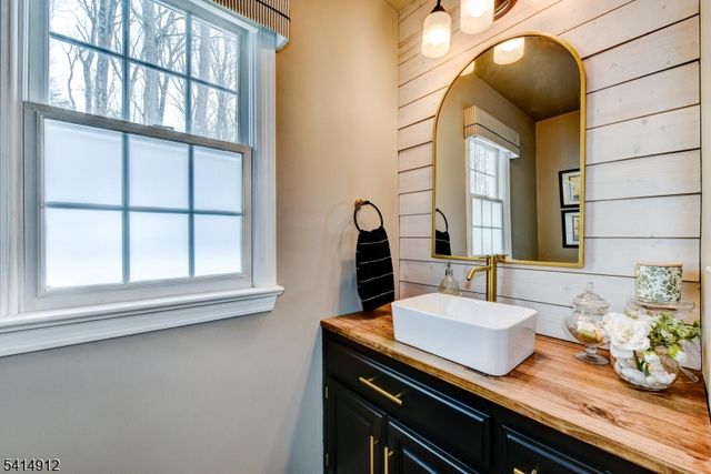 76 E Lake Rd, Kinnelon Boro, NJ 07405