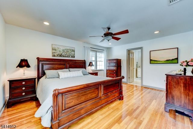 76 E Lake Rd, Kinnelon Boro, NJ 07405