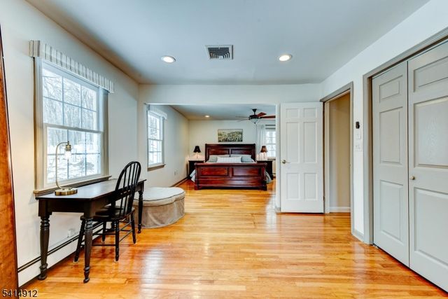 76 E Lake Rd, Kinnelon Boro, NJ 07405