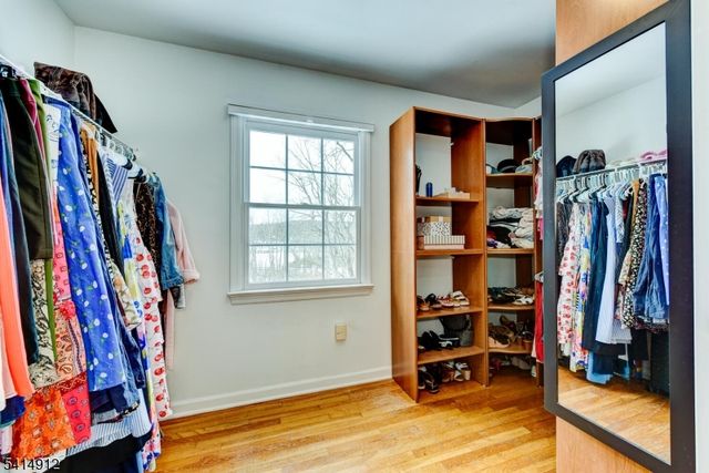 76 E Lake Rd, Kinnelon Boro, NJ 07405