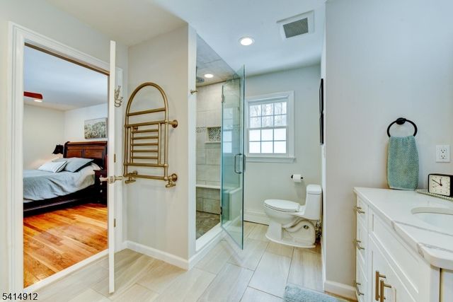 76 E Lake Rd, Kinnelon Boro, NJ 07405