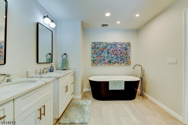 76 E Lake Rd, Kinnelon Boro, NJ 07405