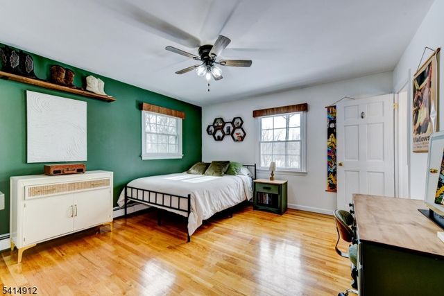 76 E Lake Rd, Kinnelon Boro, NJ 07405