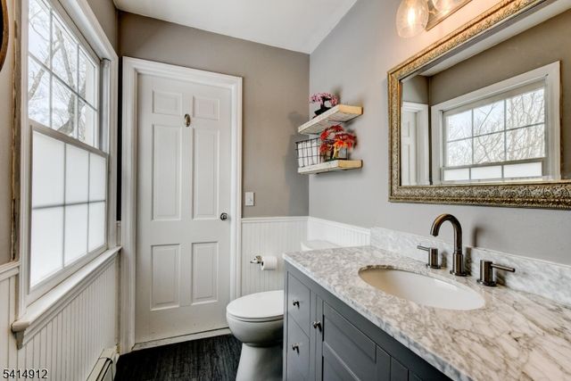 76 E Lake Rd, Kinnelon Boro, NJ 07405