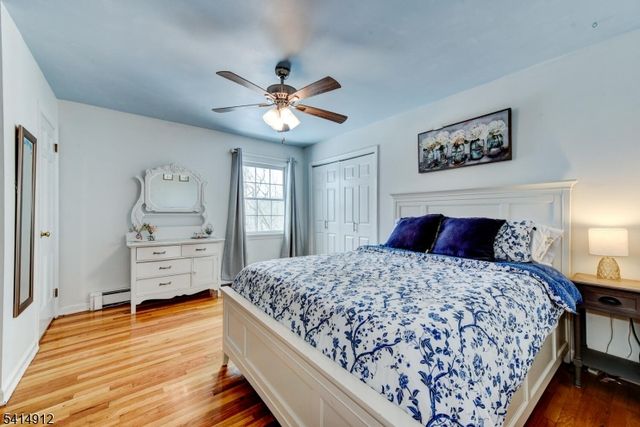 76 E Lake Rd, Kinnelon Boro, NJ 07405