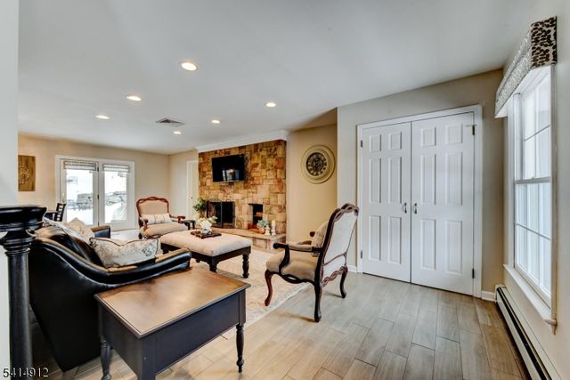 76 E Lake Rd, Kinnelon Boro, NJ 07405