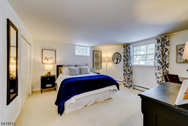 76 E Lake Rd, Kinnelon Boro, NJ 07405