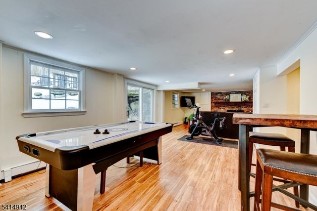 76 E Lake Rd, Kinnelon Boro, NJ 07405