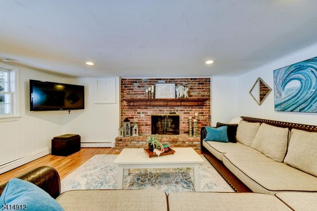 76 E Lake Rd, Kinnelon Boro, NJ 07405