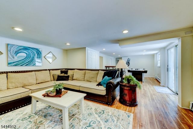 76 E Lake Rd, Kinnelon Boro, NJ 07405